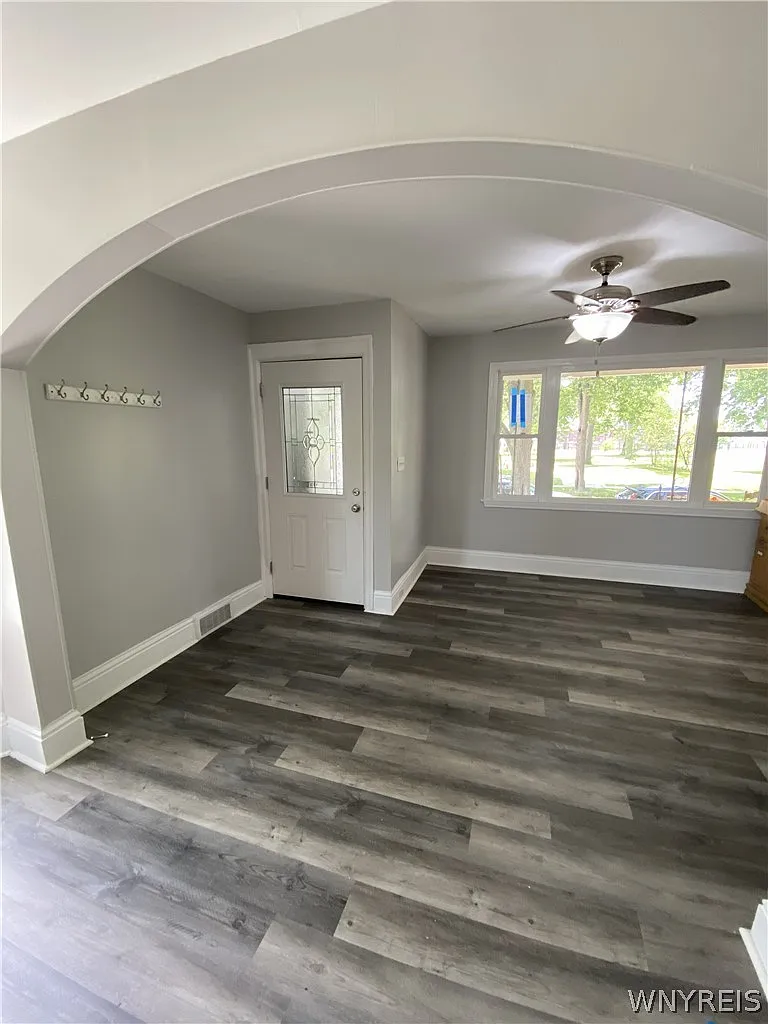 3 bed, 1.0 bath, 2997 sqft, $1,700 — Photo 3