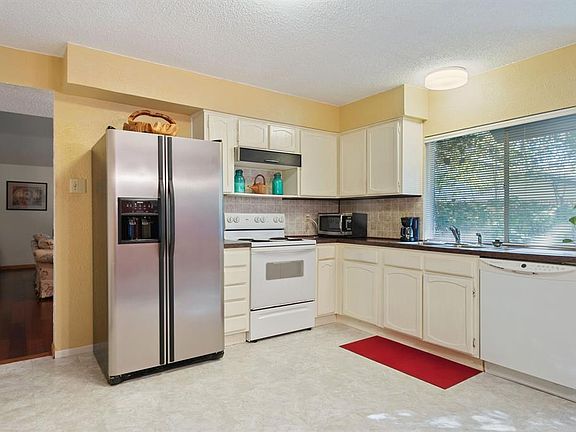 3rd image of 2620 Peppertree Pl