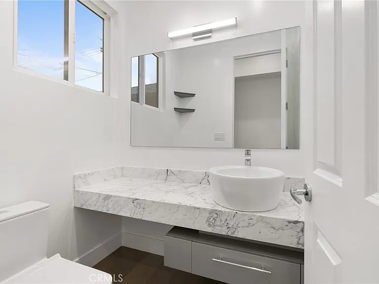 22904 Calvert St — Photo 47