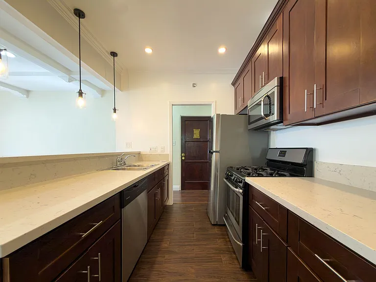 137 S Roxbury Dr — Photo 6