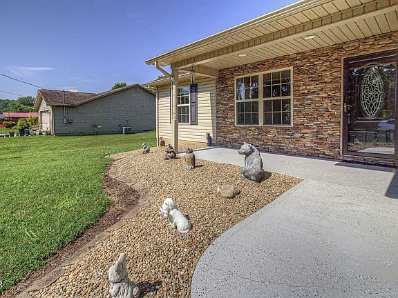 2nd image of 1820 Riverview Cir