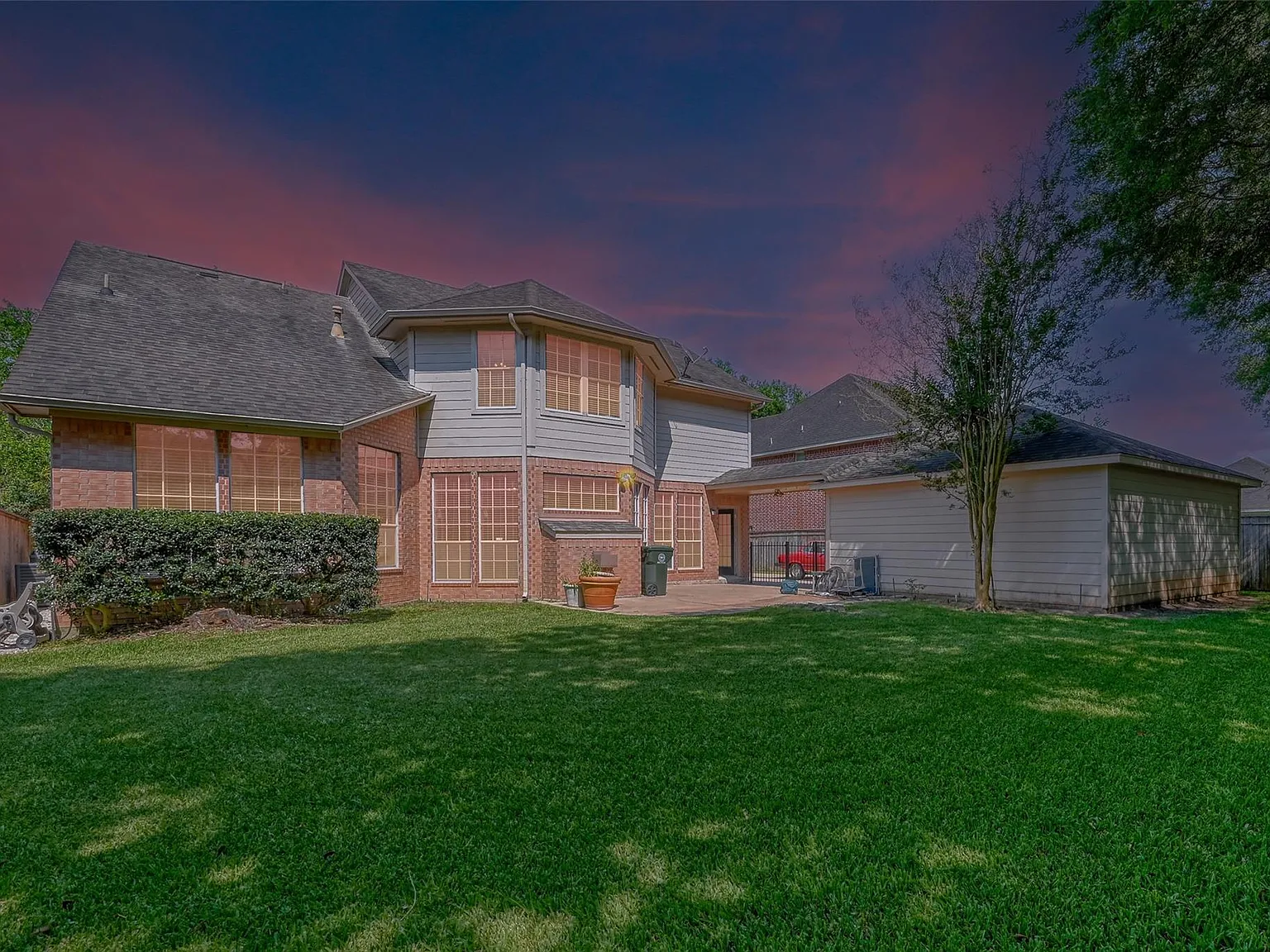 5 bed, 3.5 bath, 3649 sqft, $3,800 — Photo 2