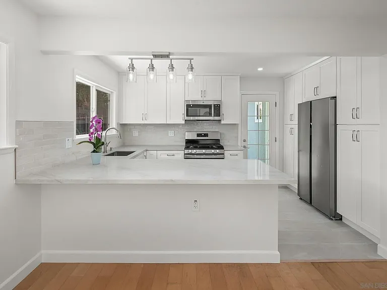5164 Chateau Dr — Photo 2