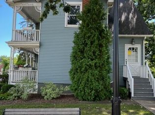 145 Old McHenry Rd, Long Grove, IL 60047