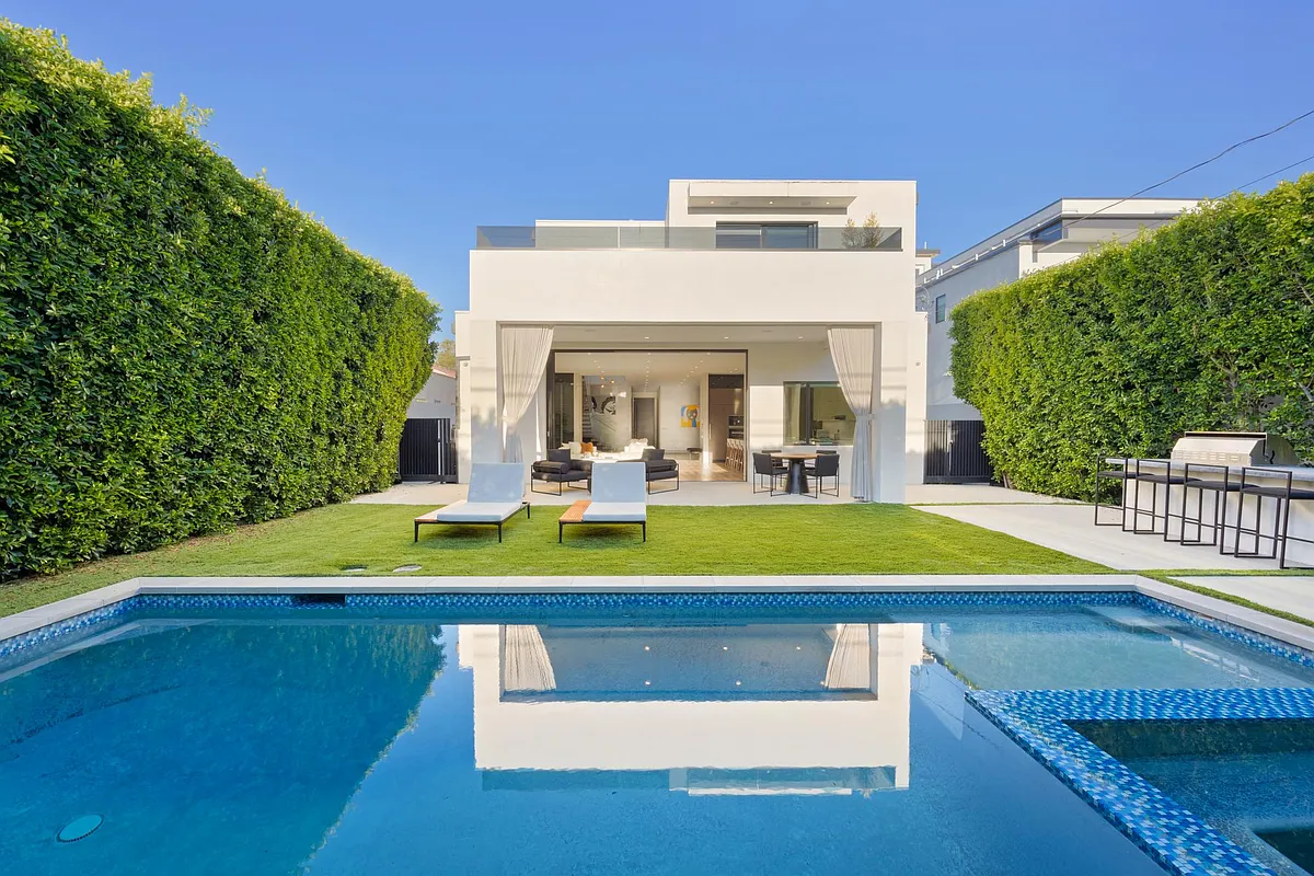 Grab a seat at the outdoor counter bar or relax on the pool side sunloungers - 531 N Martel Ave