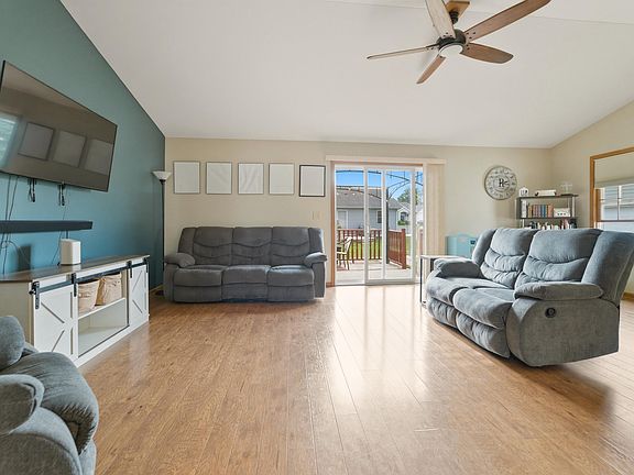 4th image of 324 Forsythia St SE