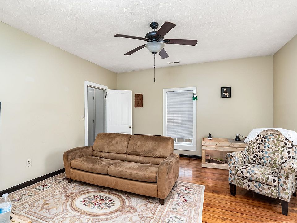 817 Grayson Ave, Waynesboro, VA 22980 Zillow