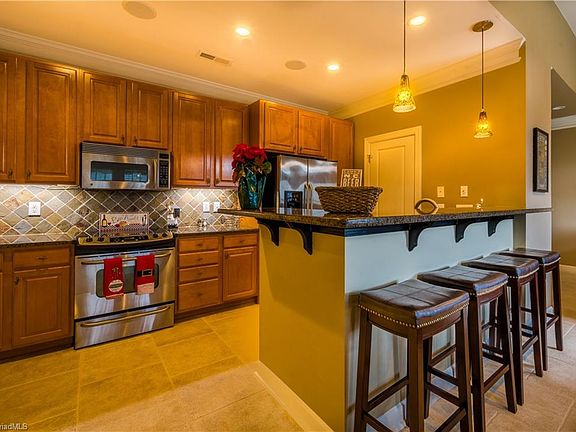 2nd image of 104 Sunset Cir Unit 303