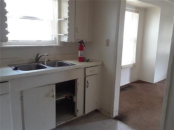 3rd image of 3716 Wood Ave