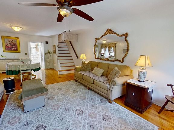 5th image of 138 Fanning St