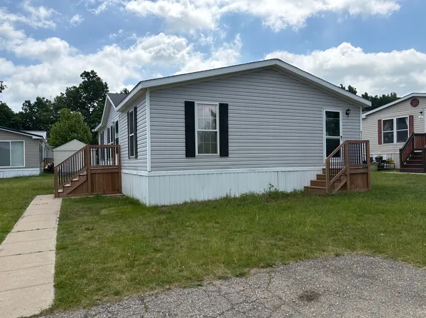 8395 Quill Dr, Fenton, MI 48430