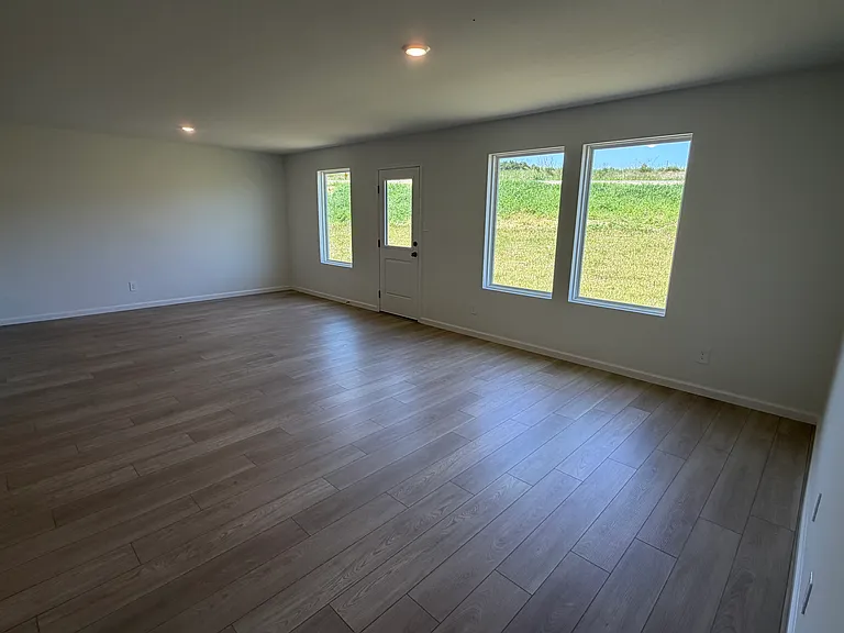 571 Artemis St — Photo 12
