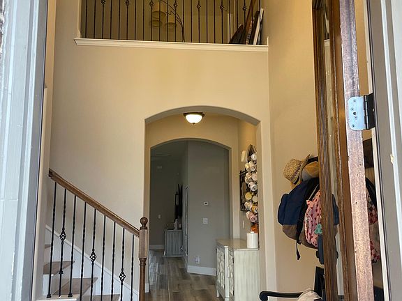 3rd image of 3412 Hawthorn Ln