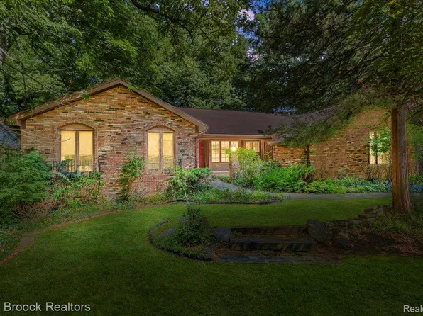 277 Grosse Pines Dr, Rochester Hills, MI 48309