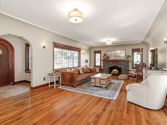 3rd image of 626 SW Comus Ct