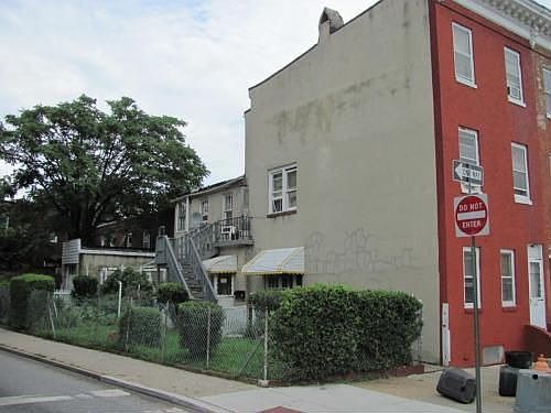 2nd image of 2556 W Lombard St
