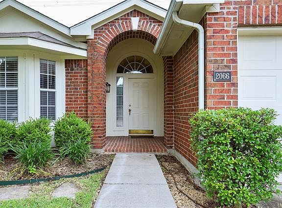 3rd image of 2066 Belvedere Dr