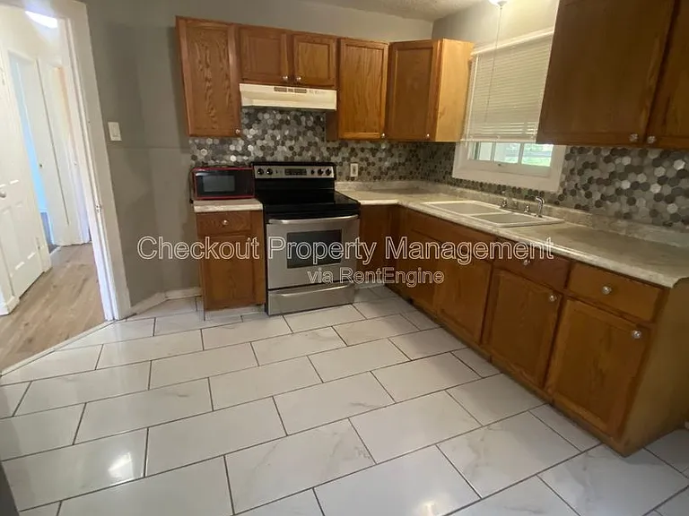 1926 Chambers Rd — Photo 1