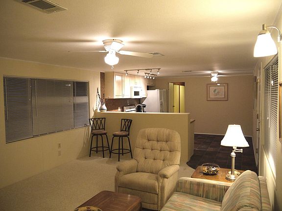 OPEN FLOOR PLAN !