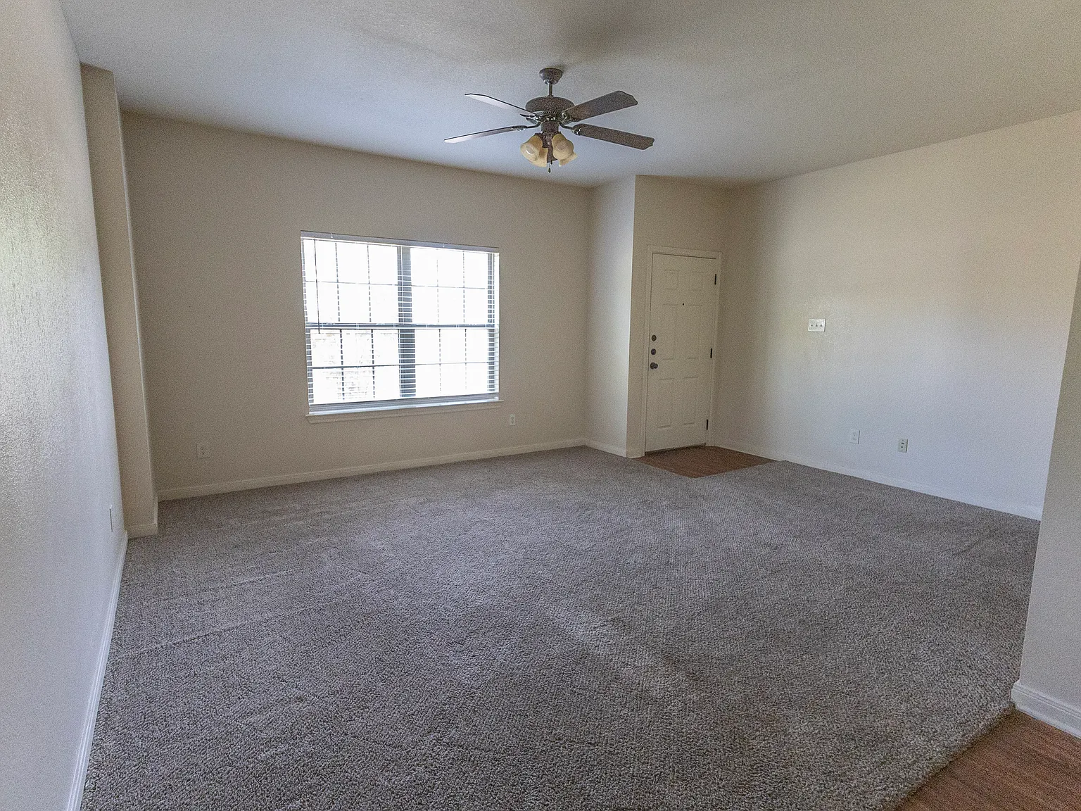 2 bed, 907 sqft, $1,350 — Photo 3