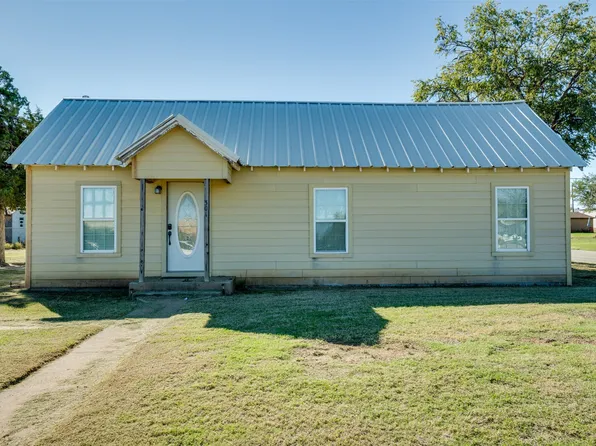 310 NE 3rd St, Knox City, TX 79529