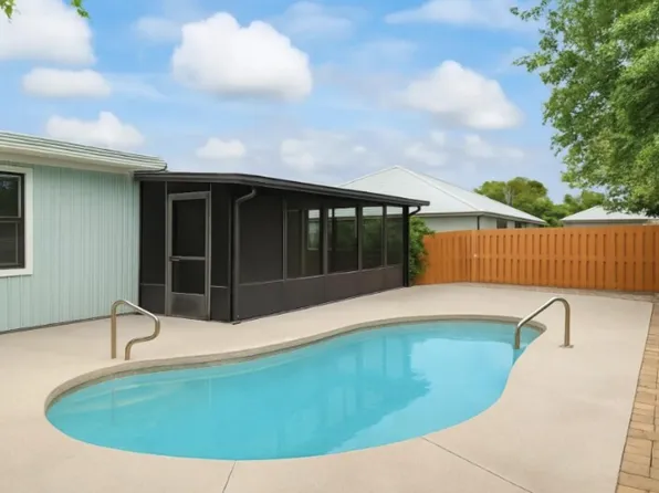 240 W Lorraine Dr, Mary Esther, FL 32569