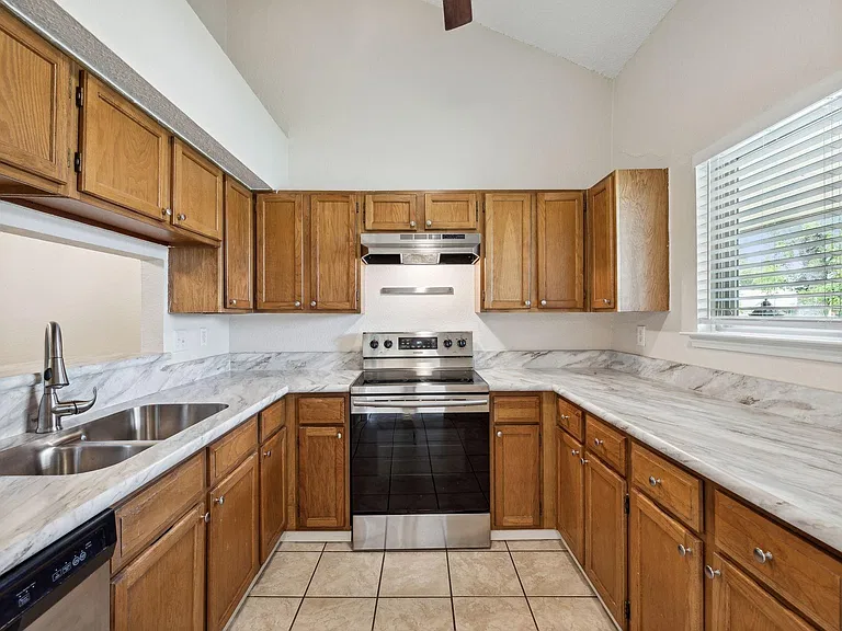 817 Blessing Creek Dr — Photo 8