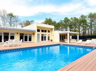10 Whippoorwill Ct, Quogue, NY 11959