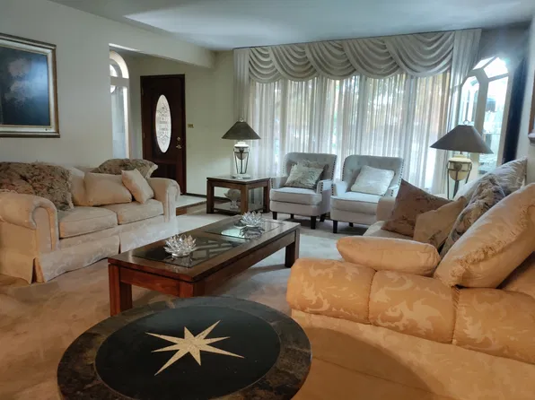 7801 Surrey Dr, Darien, IL 60561