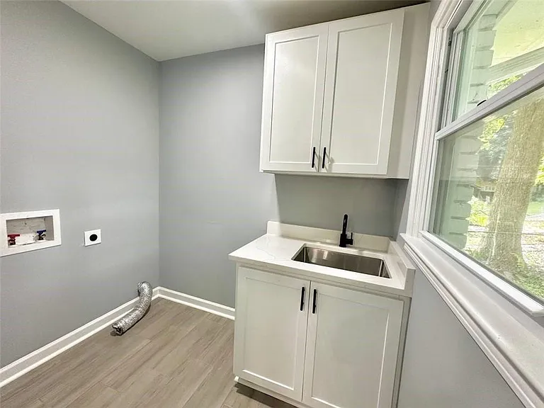 210 Suburban Dr NE — Photo 16