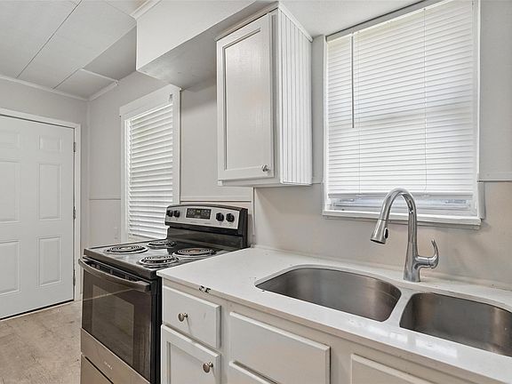 5th image of 506 E 15th St