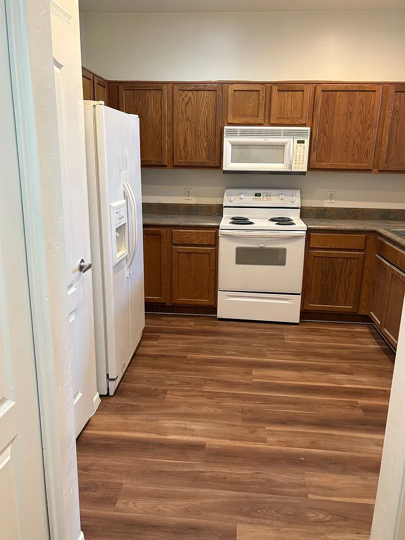 Must See 3 bedroom home! Near Downtown and A Mountain! A/C! Split Level! — Photo 3
