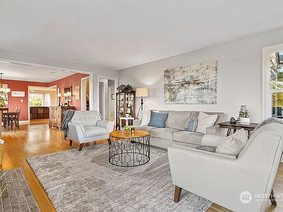 4th image of 4001 Soundview Drive W