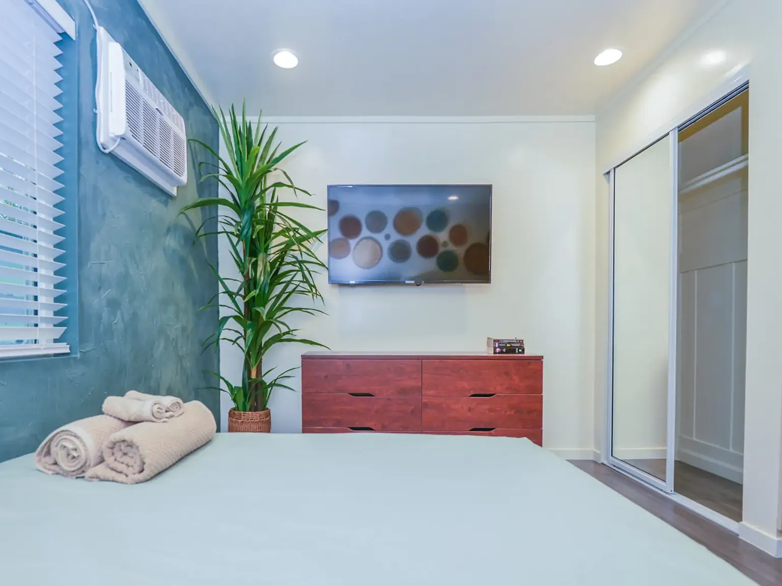 5 bed, $1,600 — Photo 3