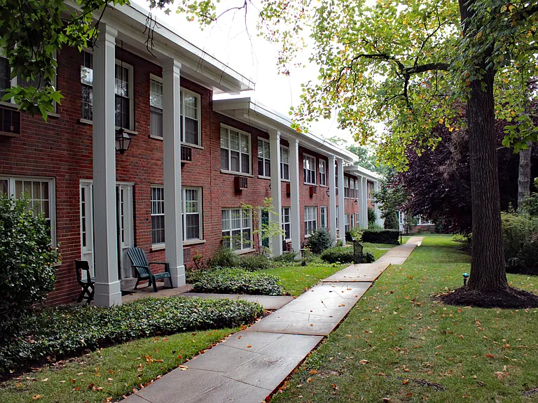 White Bluff Apartments — Photo 1