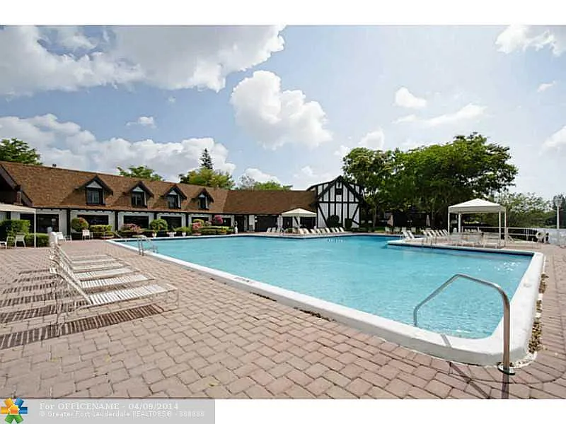 Building Photo - 3690 Inverrary Dr #3