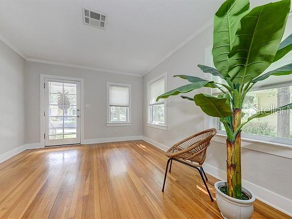 4th image of 424 Woodlawn Ave