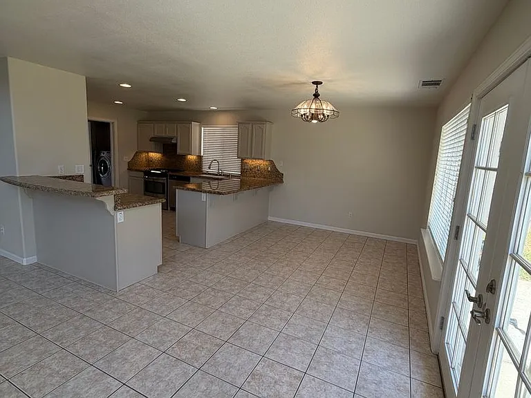 1810 Baylor Ln — Photo 5