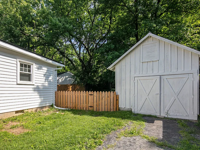 277 Elmwood Dr — Photo 18