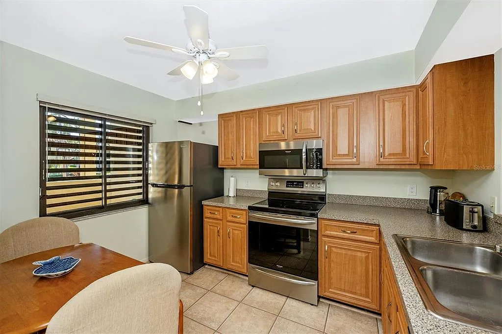 2 bed, 2.0 bath, 1065 sqft, $1,990 — Photo 2