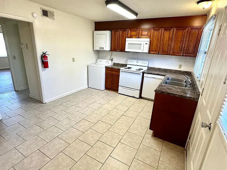 University Pointe Apartments — Photo 22