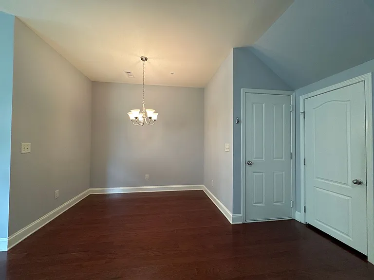1034 Chatsworth Dr — Photo 6