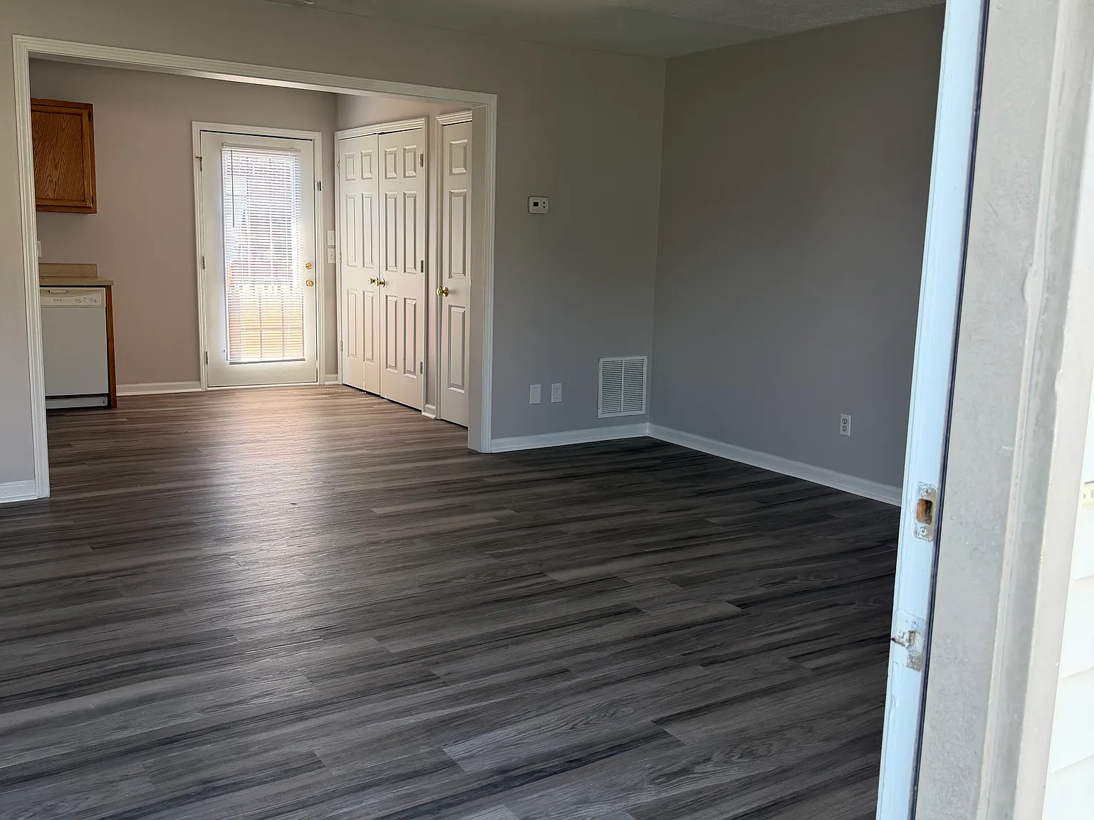 3 bed, 1100 sqft, $1,000 — Photo 3