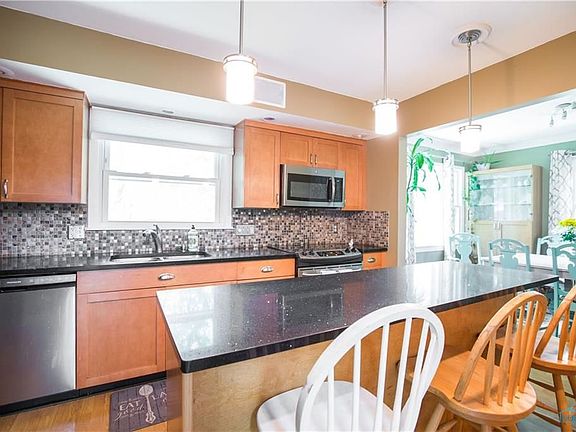 5th image of 414 Donbar Dr