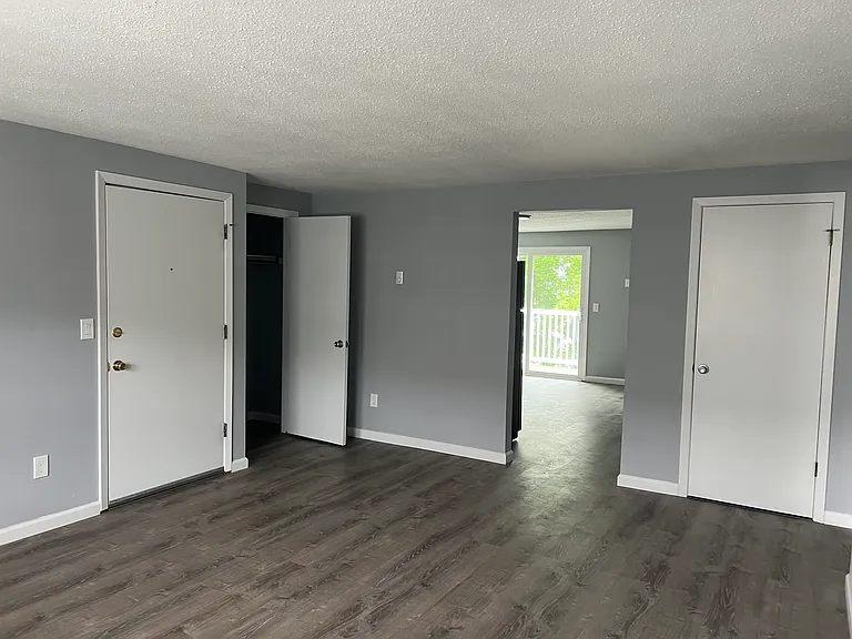 Holly Brook Apartments — Photo 14