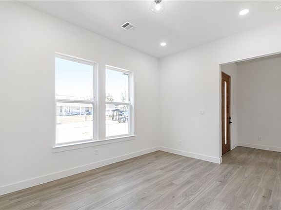 4th image of 704 Lorey Ln