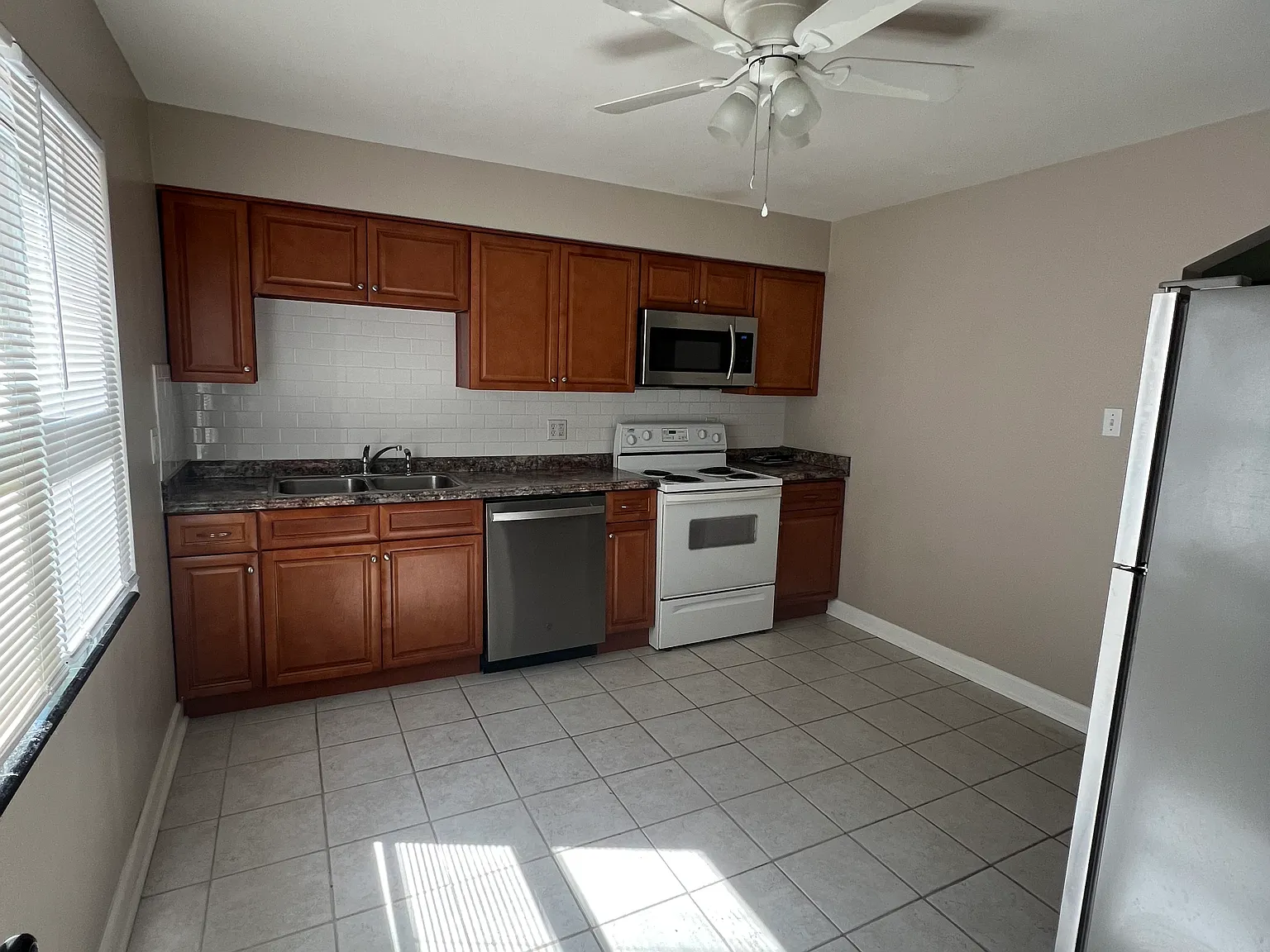 2 bed, 800 sqft, $1,050 — Photo 2