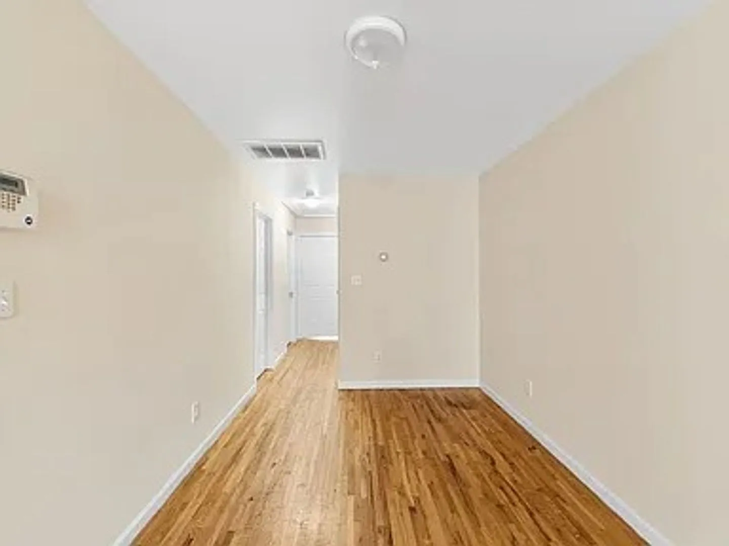 Available now in Woodlawn Ave — Photo 4