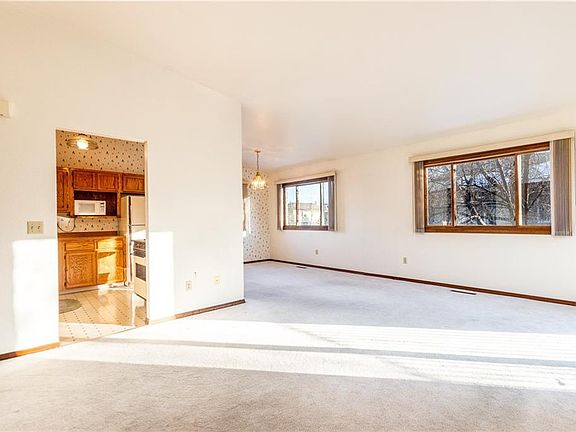 3rd image of 2820 Oakland Dr Unit 32