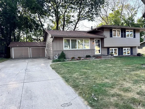 1136 33rd St, West Des Moines, IA 50266